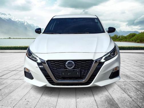 White 2022 Nissan Altima 2.5 SR
