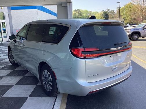 Silver Mist Clearcoat 2024 Chrysler Pacifica Hybrid Select