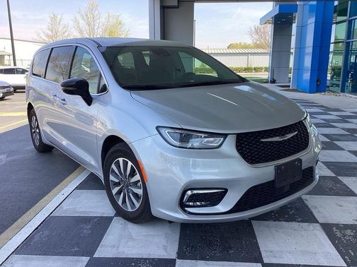 Silver Mist Clearcoat 2024 Chrysler Pacifica Hybrid Select