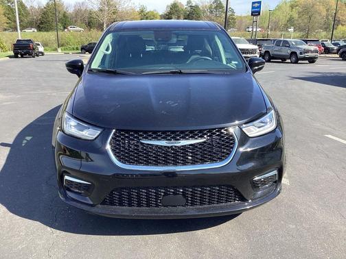 Diamond Black Crystal Pearlcoat 2024 Chrysler Pacifica Touring L