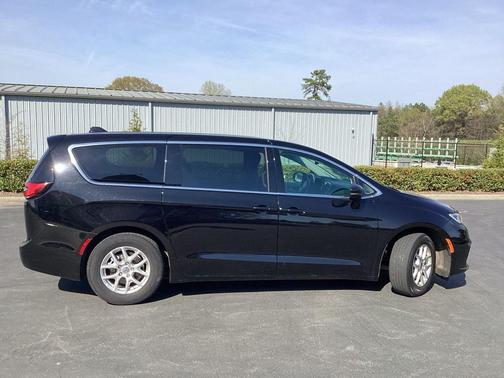 Diamond Black Crystal Pearlcoat 2024 Chrysler Pacifica Touring L