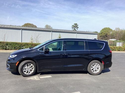 Diamond Black Crystal Pearlcoat 2024 Chrysler Pacifica Touring L