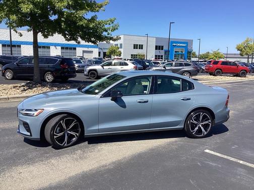 2024 Volvo S60 B5 Plus Dark Theme