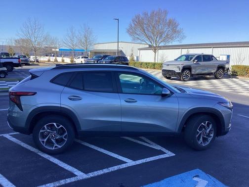 2025 Chevrolet Trax LT