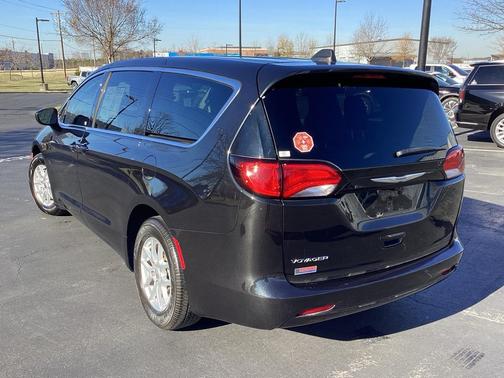 2022 Chrysler Voyager LX
