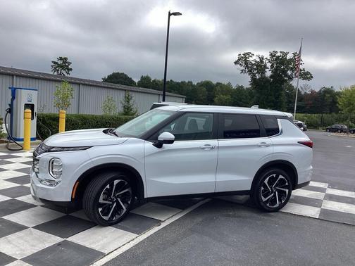 2024 Mitsubishi Outlander SE Black Edition w/Pano Roof S-AWC