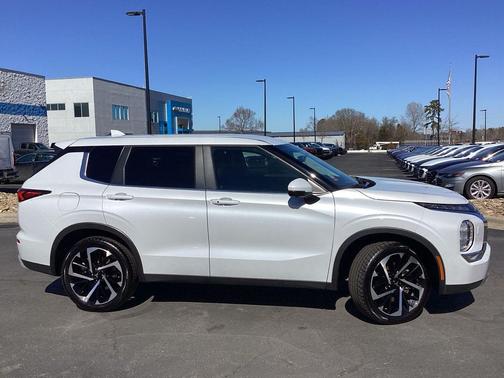 2024 Mitsubishi Outlander SE Black Edition w/Pano Roof S-AWC