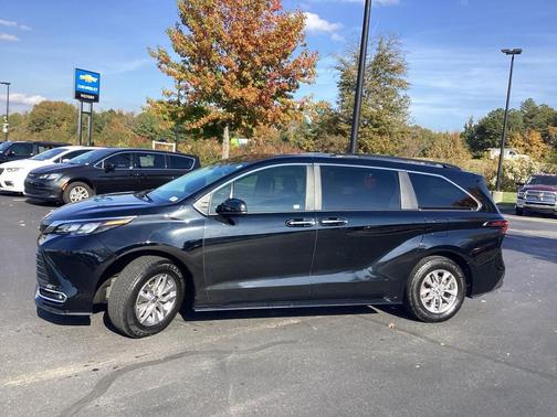 2024 Toyota Sienna XLE