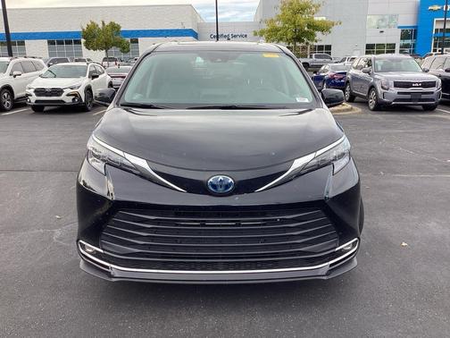 2024 Toyota Sienna XLE 8 Passenger