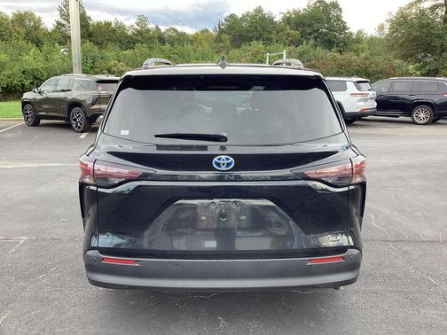 2024 Toyota Sienna XLE 8 Passenger