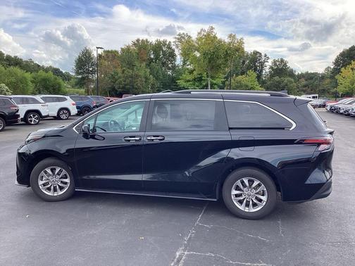 2024 Toyota Sienna XLE 8 Passenger