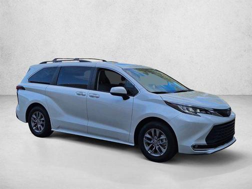 Wind Chill Pearl 2022 Toyota Sienna XLE