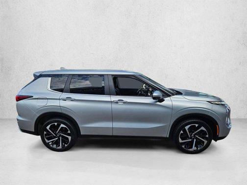 Gray 2024 Mitsubishi Outlander SE 2.5 2WD