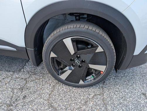 Aspen White Tri 2026 Nissan Kicks SR