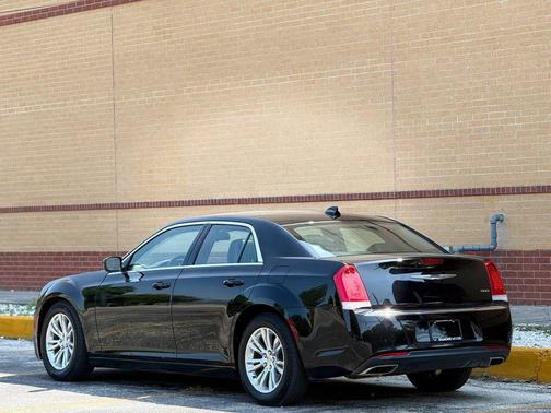 Gloss Black 2019 Chrysler 300 Touring