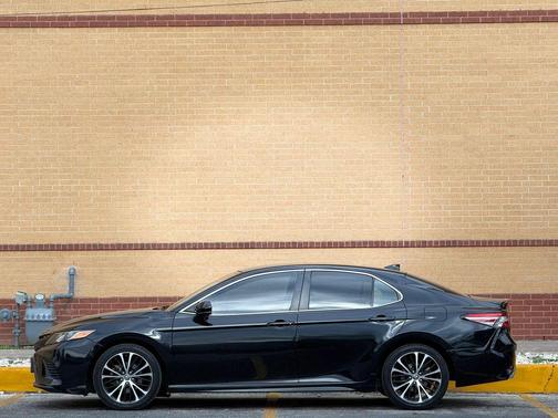 Midnight Black Metallic 2019 Toyota Camry SE