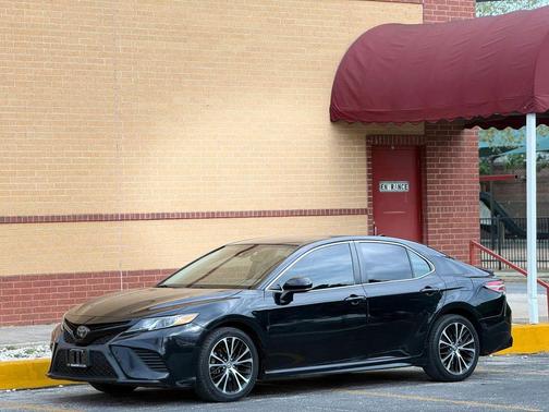 Midnight Black Metallic 2019 Toyota Camry SE