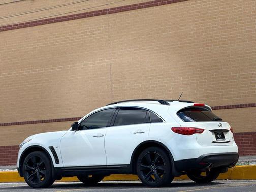 2016 INFINITI QX70 Base