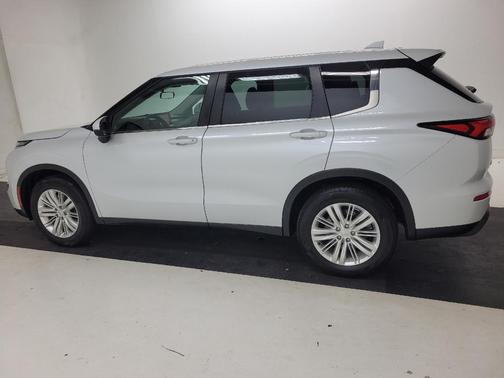 White Diamond 2022 Mitsubishi Outlander ES S-AWC