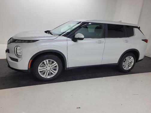 White Diamond 2022 Mitsubishi Outlander ES S-AWC