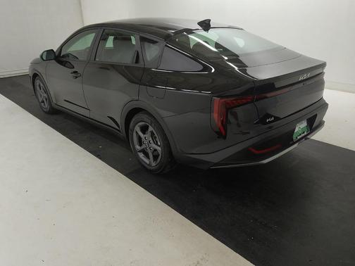 Aurora Black Pearl 2025 Kia K4 LXS