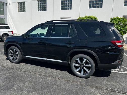 Crystal Black Pearl 2023 Honda Pilot Touring