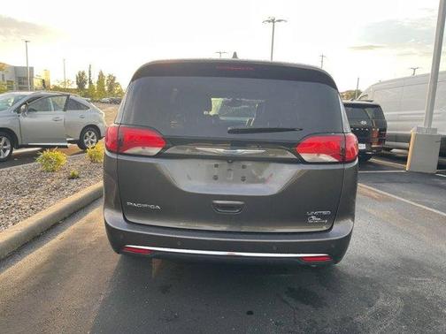 Granite Crystal Clearcoat Metallic 2017 Chrysler Pacifica Limited