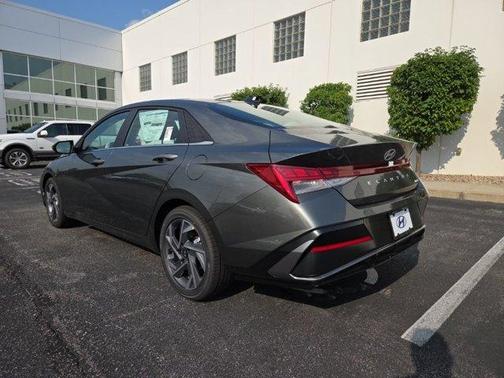 2025 Hyundai ELANTRA Limited