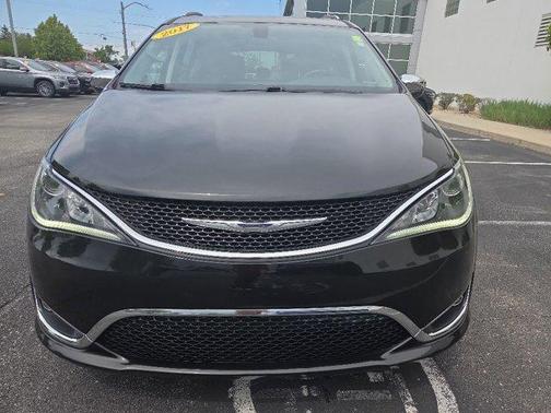 Brilliant Black Crystal Pearlcoat 2017 Chrysler Pacifica Limited