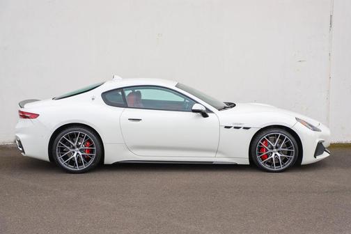 Bianco Solid 2024 Maserati GranTurismo Trofeo