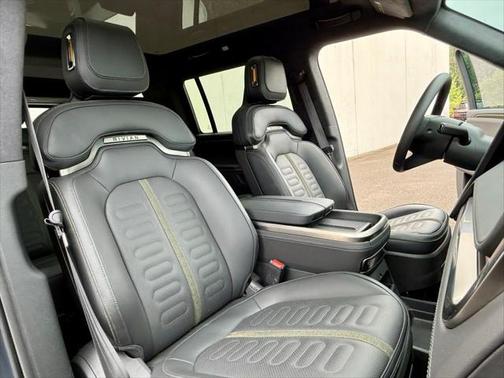 2025 Rivian R1S Adventure