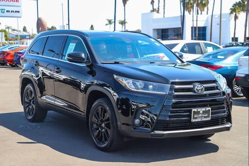 Midnight Black Metallic 2019 Toyota Highlander SE