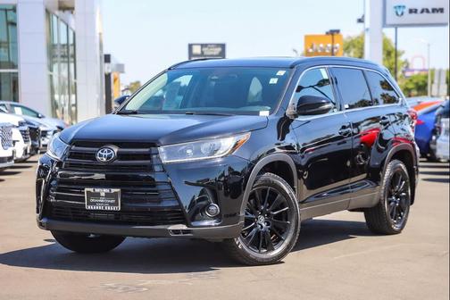 Midnight Black Metallic 2019 Toyota Highlander SE