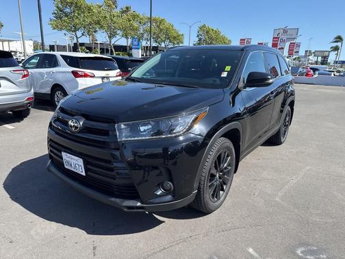 Midnight Black Metallic 2019 Toyota Highlander SE