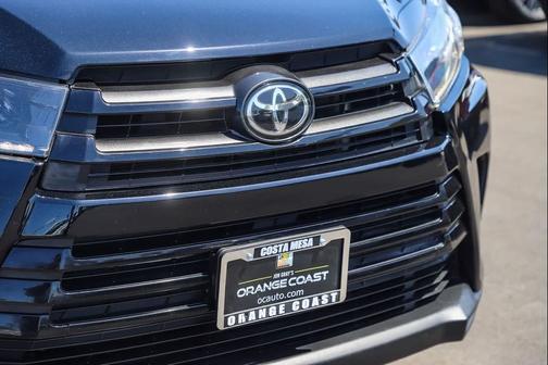 Midnight Black Metallic 2019 Toyota Highlander SE