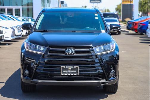 Midnight Black Metallic 2019 Toyota Highlander SE