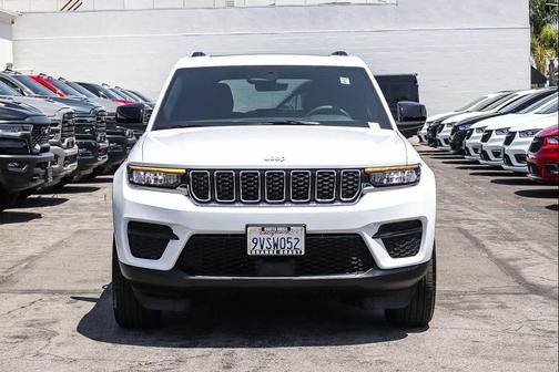 Bright White Clearcoat 2025 Jeep Grand Cherokee Laredo