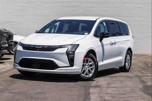 Bright White Clearcoat 2027 Chrysler Pacifica L