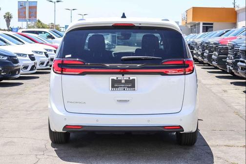 Bright White Clearcoat 2027 Chrysler Pacifica L