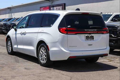 Bright White Clearcoat 2027 Chrysler Pacifica L