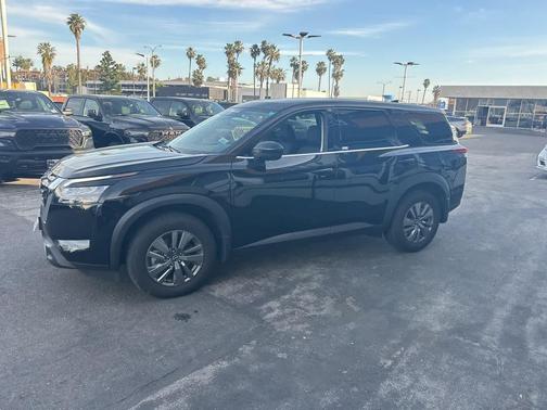2025 Nissan Pathfinder S FWD