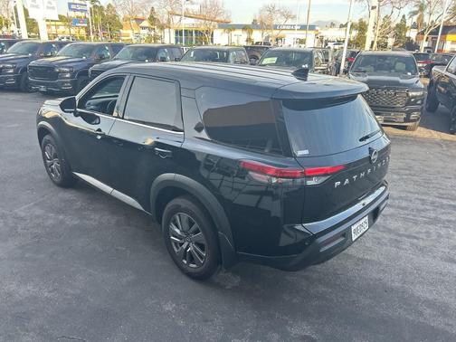 2025 Nissan Pathfinder S FWD