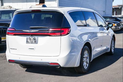 2026 Chrysler Pacifica L