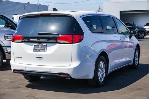 2025 Chrysler Voyager LX