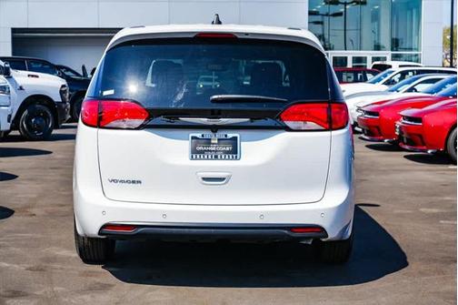 2025 Chrysler Voyager LX