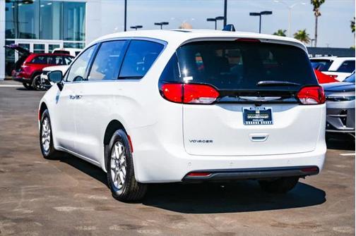 2025 Chrysler Voyager LX