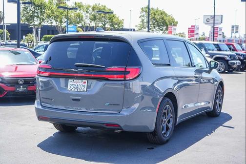 Ceramic Gray Clearcoat 2022 Chrysler Pacifica Hybrid Limited