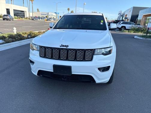 Bright White Clearcoat 2022 Jeep Grand Cherokee Laredo