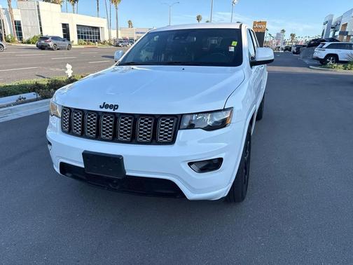 Bright White Clearcoat 2022 Jeep Grand Cherokee Laredo