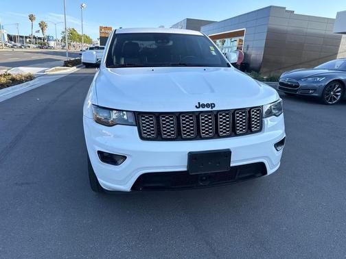 Bright White Clearcoat 2022 Jeep Grand Cherokee Laredo